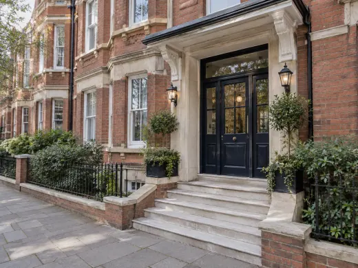 Illustrative entrance to a Victorian mansion block used for the Flat 3, 12 Brighton Road link, not a photograph of the property.
